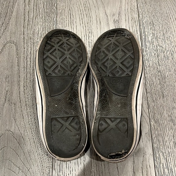2 pairs of converses - Picture 5 of 5